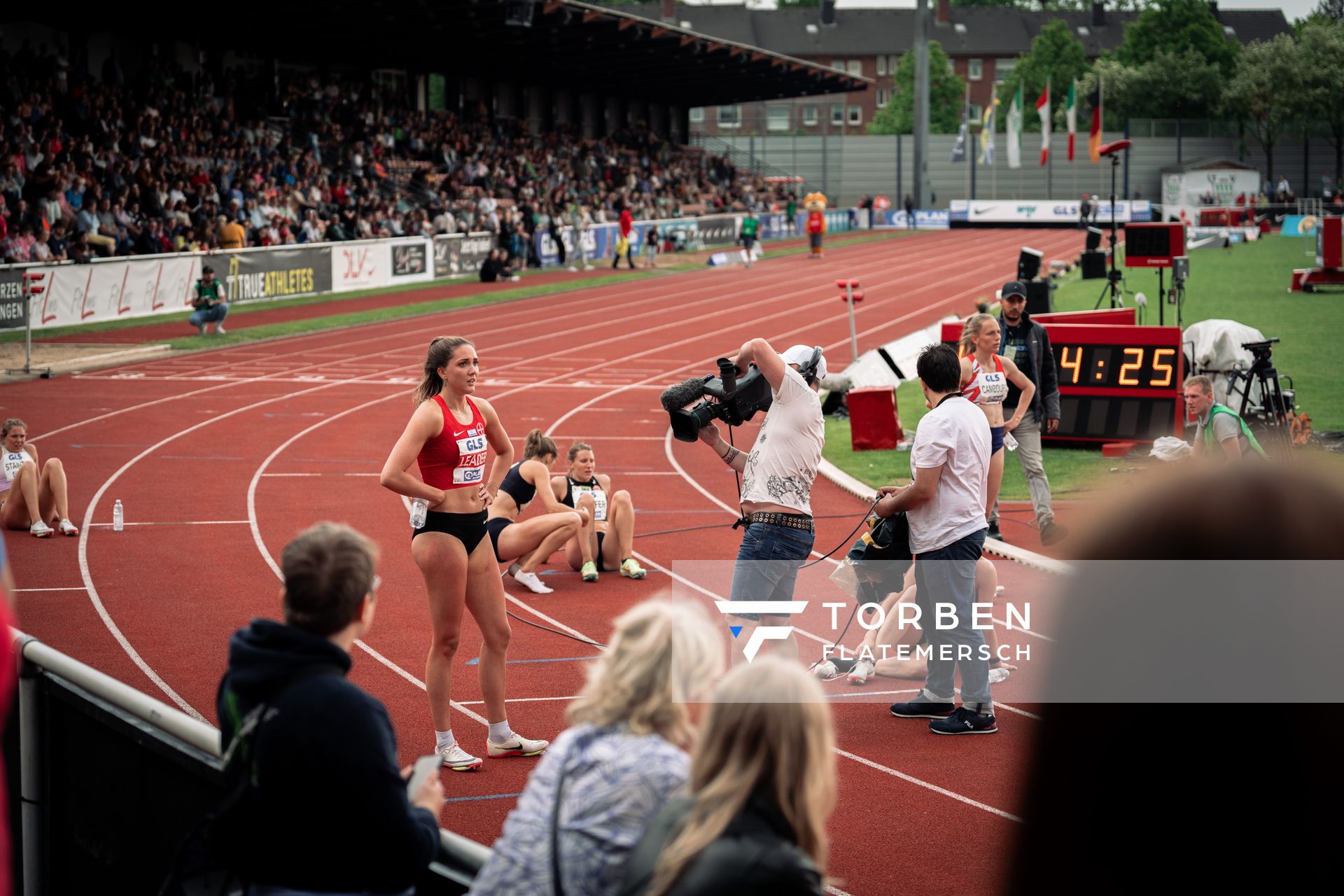 Sophie Weißenberg (TSV Bayer 04 Leverkusen) wartet auf die offizielle Zeit nach dem 200m Lauf am 07.05.2022 beim Stadtwerke Ratingen Mehrkampf-Meeting 2022 in Ratingen